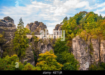 Blick auf die Basteibrücke, Bastei, Elbsandsteingebirge, Rathen, Nationalpark Sächsische Schweiz, Sachsen, Deutschland Stockfoto