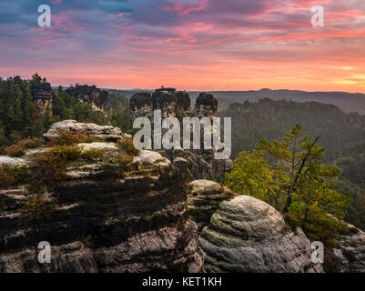 Schrammsteine rund um die Bastei bei Sonnenaufgang, Elbsandsteingebirge, Rathen, Nationalpark Sächsische Schweiz, Sachsen, Deutschland Stockfoto