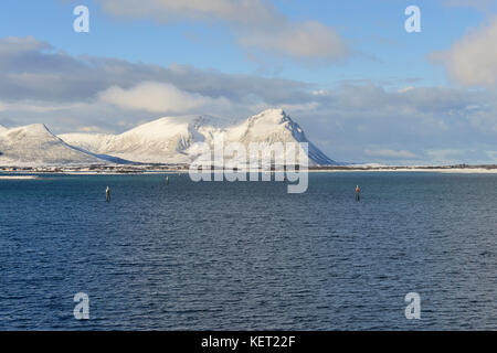 Bootstour, Fairway mit Markierungen im Meer, Risøy-Kanal, schneebedeckte Gipfel am Horizont, in der Nähe von Risøyhamn, Andøya Insel Stockfoto