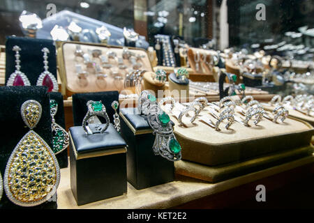 Schmuck auf Anzeige an einem Fenster von einem Juwelier in Diamond District in New York City. Stockfoto