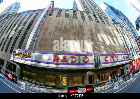 Die Radio City Music Hall in Midtown NYC als durch ein fischauge Objektiv gesehen. Stockfoto
