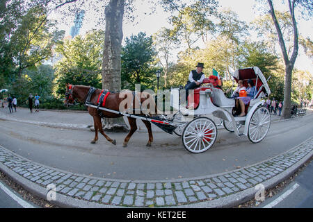 Touristen mit einer Pferdekutsche in New Yorks Central Park. Stockfoto