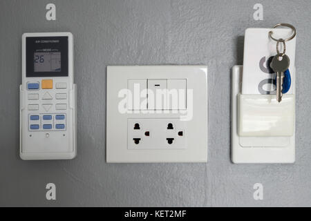 Key card, Schalttafel, zum Öffnen und Schließen der Tür und Strom im Zimmer. Stockfoto