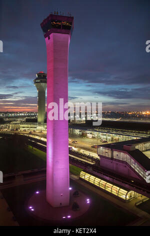 Chicago, Illinois - zwei der Kontrolltürme des internationalen Flughafens O'Hare bei Sonnenaufgang. Stockfoto