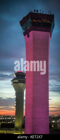 Chicago, Illinois - zwei der Kontrolltürme des internationalen Flughafens O'Hare bei Sonnenaufgang. Stockfoto