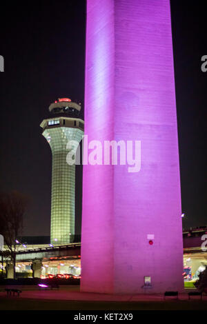 Chicago, Illinois - zwei von O'Hare International Airport Tower bei Nacht. Stockfoto