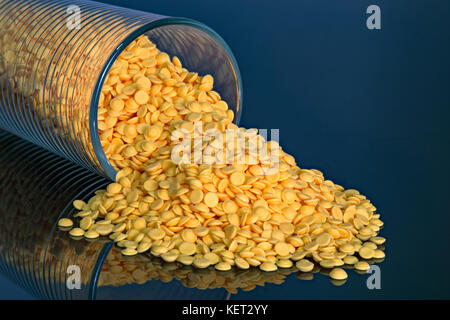 Polypropylen beads Kunststoffgranulat auf blaue Farbe Hintergrund. Stockfoto