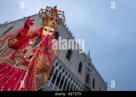 Eine Frau verkleidet für den Karneval in Venedig, Italien Stockfoto