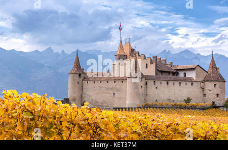 Aigle Schloss von Weinbergen, Aigle, Waadt, Schweiz umgeben Stockfoto