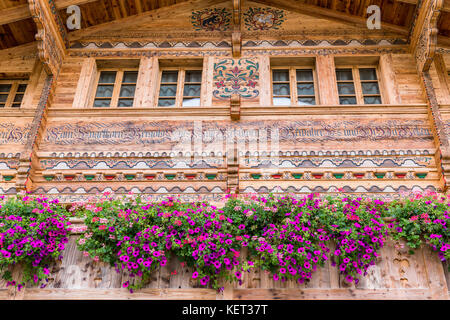 Typische alte Holz- Haus in Gstaad, Kanton Bern, Schweiz Stockfoto