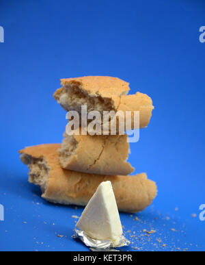 Bild von einem verarbeiteten Käse auf einem blauen Hintergrund Stockfoto