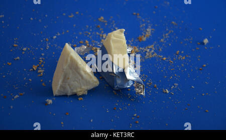 Bild von einem verarbeiteten Käse auf einem blauen Hintergrund Stockfoto
