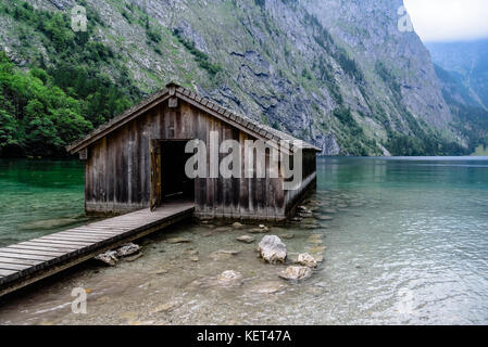 Ferienhaus aus Holz in einem schönen See in den Alpen mit misty Stimmung Stockfoto