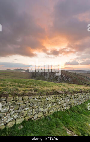 Sonnenaufgang über Hadrian's Wall, Northumberland, England, Großbritannien Stockfoto