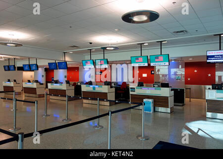 Ein Flughafen Airline Ticket Check-in-Schalter Stockfoto