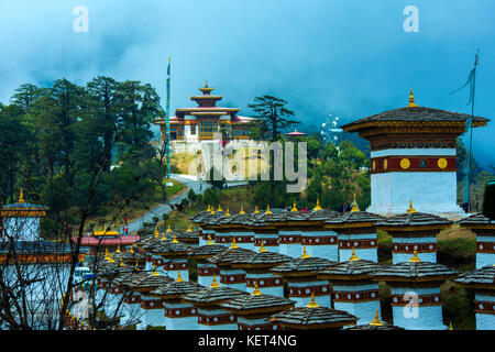 Kriegerdenkmal zum Gedenken an die 2003 Grenzkrieg mit Indien bestehend aus 108 Chörten nahe Dochhu La pass Thimpu Provinz Bhutan. Stockfoto