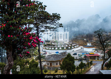 Kriegerdenkmal zum Gedenken an die 2003 Grenzkrieg mit Indien bestehend aus 108 Chörten nahe Dochhu La pass Thimpu Provinz Bhutan. Stockfoto