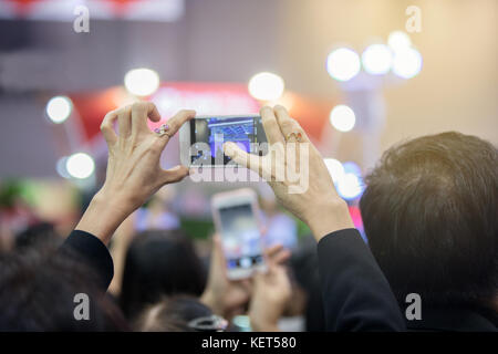 Asiatische alte Frauen holding Smartphone und tippen auf Bildschirm für das Aufnehmen von Fotos. Stockfoto