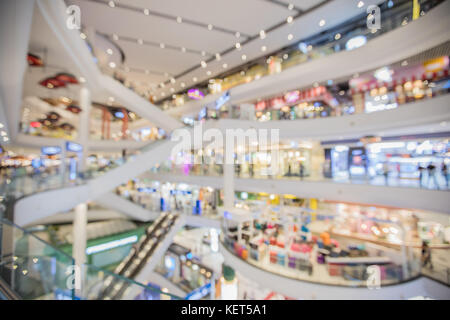 Blurry in Rolltreppen im modernen Einkaufszentrum. Stockfoto