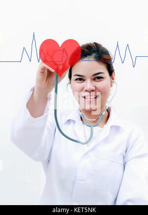 Asien Frauen Arzt mit Stethoskop und Kontrolle Herz, auf weißem Hintergrund Stockfoto