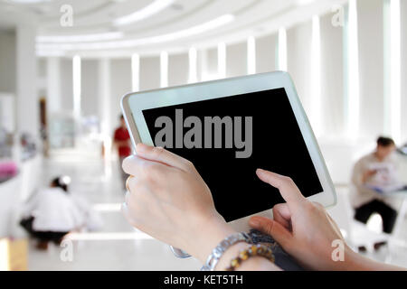 Nahaufnahme Asien Frauen mit Tablet und Unternehmerinnen mit Touchpad auf Geschäftsleute im Büro Hintergrund Stockfoto