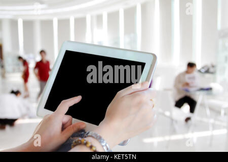 Verschwommen von Asien Frauen mit Tablet und Unternehmerinnen mit Touchpad auf Geschäftsleute im Büro Hintergrund Stockfoto