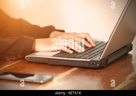 Hände von geschäftsfrau auf der Tastatur Ihres Laptop. Weibliche Arbeiten am Laptop Stockfoto