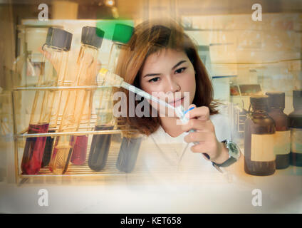 Double Exposure junge weibliche Tech oder Frauen Wissenschaft und Holding Pipette im biologischen Labor Stockfoto