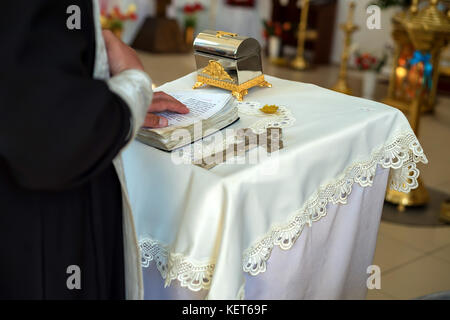 Orthodoxe christliche Priester führt Ritus Stockfoto