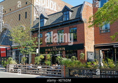 Die Menschen sitzen draußen im Burgund Lion Pub, einen britischen Pub in kleinen Burgund, Rue Notre-Dame Street, Montreal, Quebec, Kanada Stockfoto