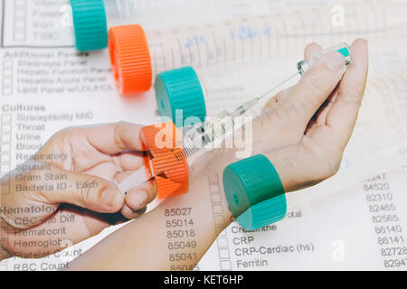 Double Exposure Arzt Holding medizinische Injektionsspritze und Medizin Kunststoff Impfung mit Nadel auf Rohr leer für das Experiment Blut Stockfoto