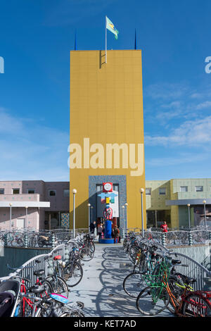 Fahrräder und gelben Turm von Groninger Museum, Groningen Stockfoto