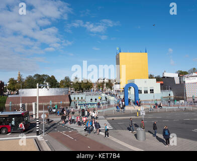 Masse am Platz und Brücke in der Nähe des Groninger Museum, Groningen Stockfoto