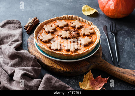 Hausgemachte Kürbistorte für Thanksgiving Tabelle Abendessen auf einer hölzernen Schneidebrett. Seitenansicht, selektiven Fokus Stockfoto