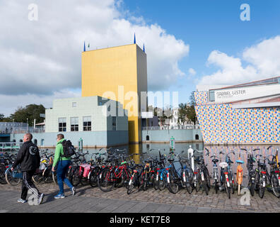 Fahrräder und gelben Turm von Groninger Museum, Groningen Stockfoto