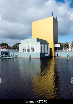 Gelbe Turm von Groninger Museum in Groningen im Wasser des Kanals wider Stockfoto