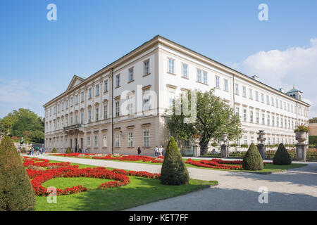 Editorial: SALZBURG, ÖSTERREICH, 24. September 2017 - Schloss Mirabell und Garten. Dieser öffentliche Park hat das ganze Jahr über viele Besucher. Stockfoto