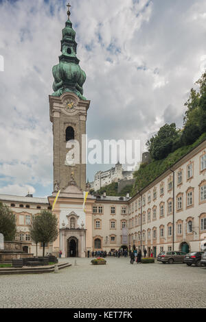 Editorial: SALZBURG, ÖSTERREICH, 24. September 2017 - Blick auf die Klosterkirche St. Peter mit der Burg Hohensalzburg im Hintergrund. Stockfoto