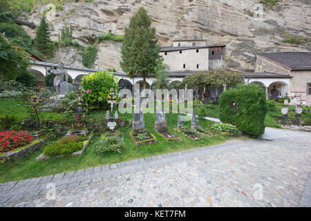 Editorial: Salzburg, Österreich, 24. September 2017 - Blick auf st.peter Friedhof mit Katakomben im Hintergrund. Stockfoto