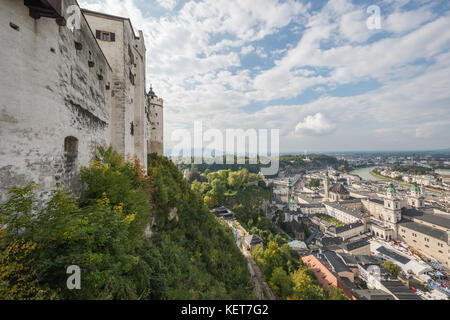 Blick auf die Altstadt mit der Festung Hohensalzburg Schloss während der St. Rupert's Fair Stockfoto