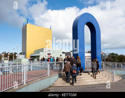 Menge tritt Brücke von Groninger Museum, Groningen Stockfoto