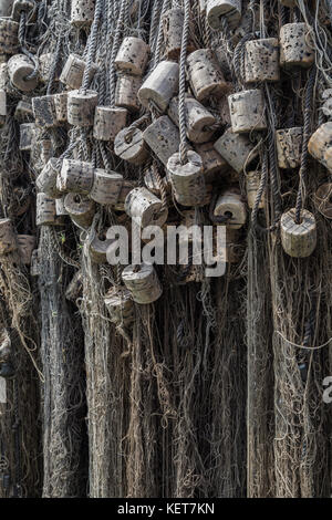 Alte Fischernetze mit Korkflocken Stockfoto