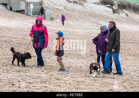 Hundespaziergängen - Hundespaziergänger und ihre Hunde am Fistral Beach Newquay Cornwall. Stockfoto