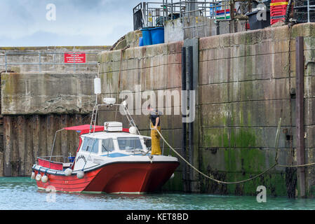 Newquay Harbour Cornwall - ein Boot, das am Kai in Newquay Harbour festgebunden wird. Stockfoto