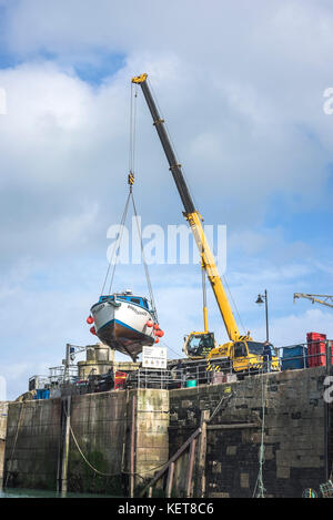Hafen von Newquay Cornwall - ein Boot reckten aus Newquay Hafen für die Lagerung im Winter. Stockfoto
