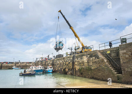 Hafen von Newquay Cornwall - ein Boot reckten aus Newquay Hafen für die Lagerung im Winter. Stockfoto