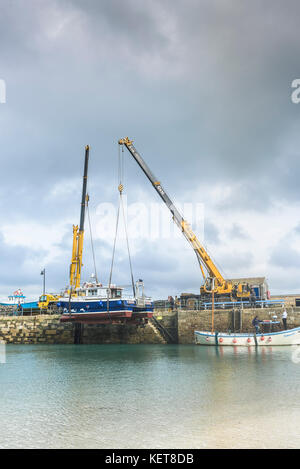 Hafen von Newquay Cornwall - ein Boot reckten aus Newquay Hafen für die Lagerung im Winter. Stockfoto