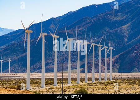 Windenergieanlagen in San Gorgonio Pass, Palm Springs, Kalifornien, USA Stockfoto