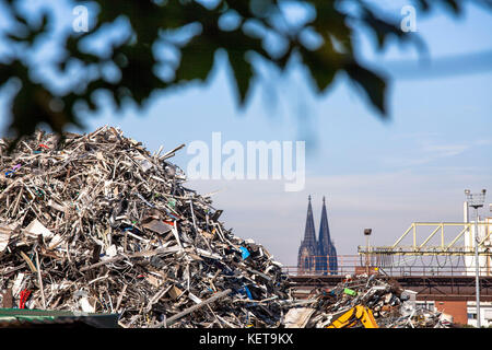 Deutschland, Köln, Schrottplatz mit Altmetall im Bezirk Deutz, im Hintergrund der Dom. Deutschland, Köln, Schrottplatz mit Altmetall im Stockfoto