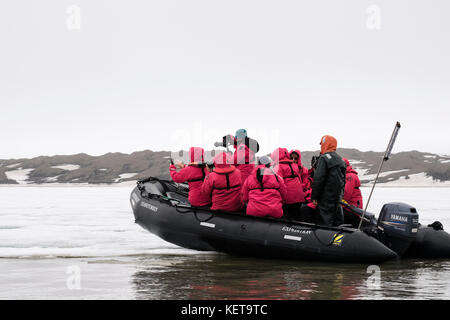 G Abenteuer Kreuzfahrtschiff Passagiere Aufnehmen von Fotos auf einem Zodiac Beiboot auf Packeis in arktischen Gewässern. Spitzbergen, Svalbard, Norwegen, Skandinavien Stockfoto